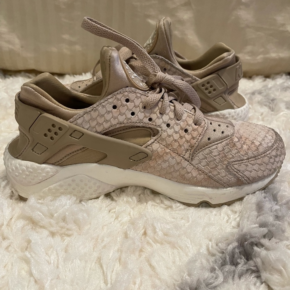 Nike Air Huarache Size 7.